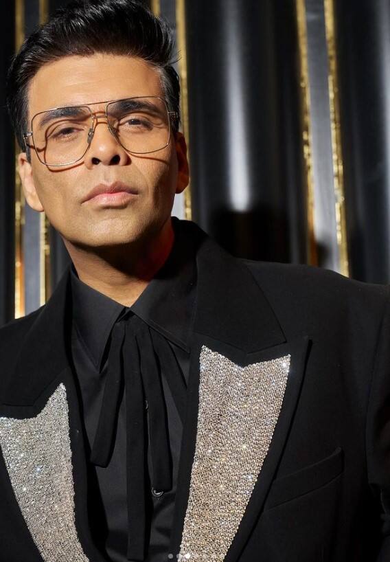 ये सुनते ही करण जौहर धीरे से ताली बजाते हैं और कहते हैं कि ' पहले तुम कहो ना प्यार है फिल्म करने वाली थी, फिर ये फिल्म अमिषा पटेल को मिल गई. इसके लिए वह तुम्हें थैक्यू भी कह चुकी है.