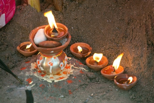On November 18th, the second day of Chhath Puja, known as Kharna, will be observed. On this day, sunrise is at 6:46 AM, and sunset is at 5:26 PM. A sweet meal is consumed on this day, and fasting begins thereafter. It is advisable not to consume salt on this day. (Image Source: Getty)