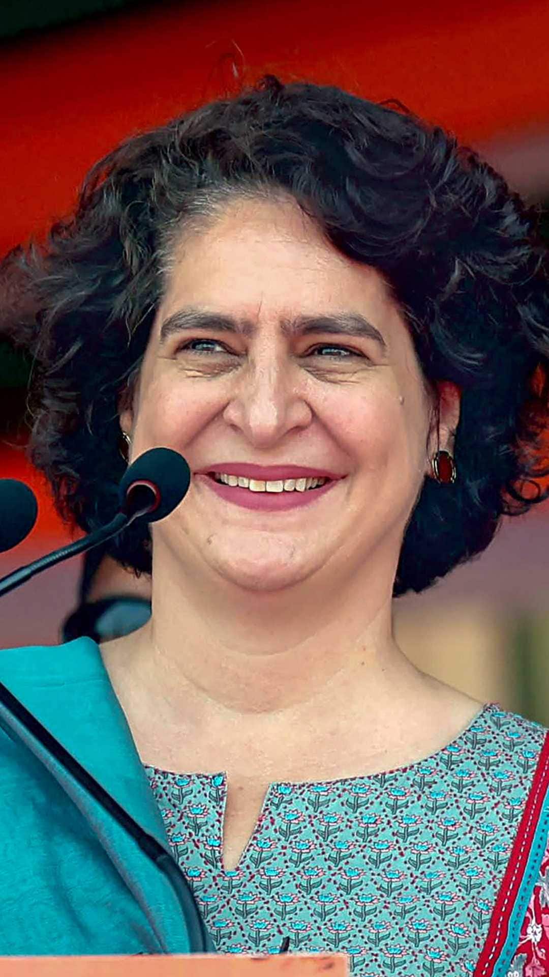 प्रियंका गांधी की लंबाई 5 फुट 8 इंच है तो वहीं सिंधिया की लंबाई 5 फुट 6 इंच है