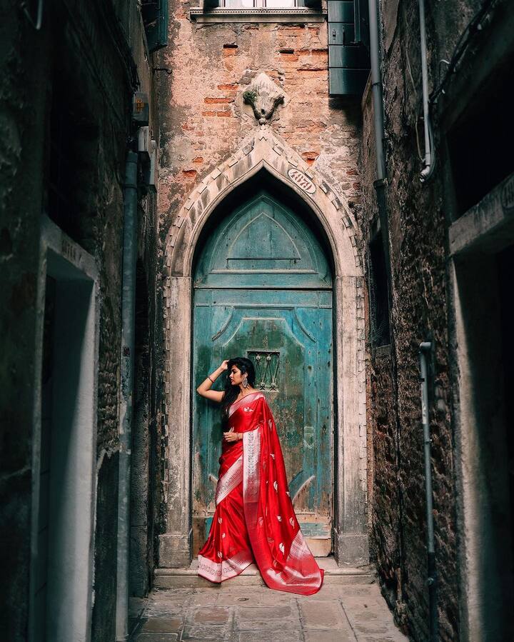 సోషల్ మీడియాలో యాక్టివ్ గా ఉండే దివి ఎప్పటికప్పుడు కొత్త ఫొటోస్ షేర్ చేస్తుంటుంది. తాజాగా గులాబి రంగు లెహంగా చోళీలో మెరిసింది. తన ఫోటోలతో ఓ అందమమైన పాటను కూడా క్యాప్షన్ గా పెట్టింది