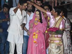 In Pics: वाराणसी की गंगा आरती में शामिल हुए सनी लियोनी और अभिषेक सिंह, लोगों की उमड़ी भीड़