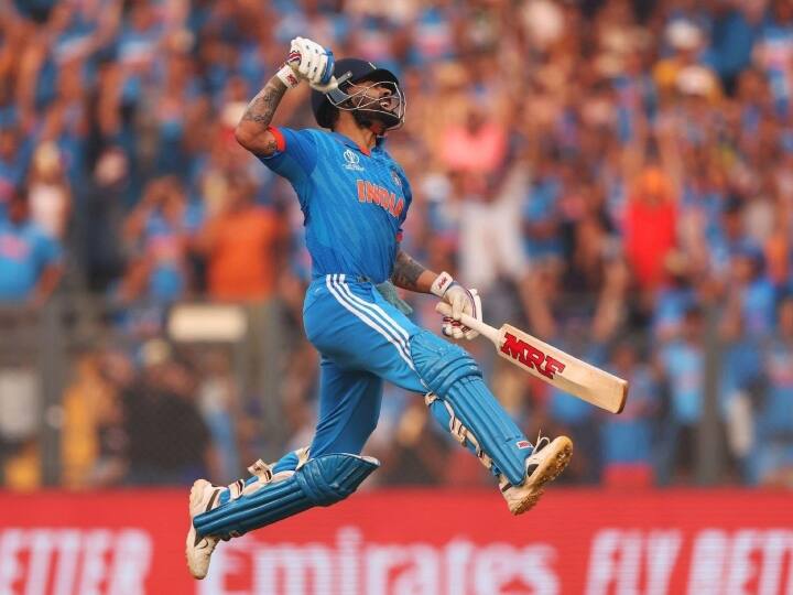 Pakistani Cricketers including Waqar Younis Wasim Akram Shoaib Akhtar too Praised Virat Kohli on his 50th ODI Century Virat Kohli: भारत के साथ-साथ पाकिस्तानी क्रिकेटर्स भी हुए कोहली के दीवाने, जीत के बाद जमकर हुई विराट की तारीफ