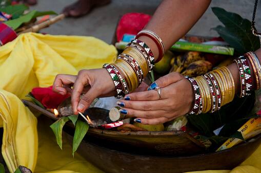 Chhath Puja begins with the ritual of Nahay-Khay. On this day, as per the Panchang, the sunrise will be at 6:45 AM, and the sunset will be at 5:27 PM. (Image Source: Getty)