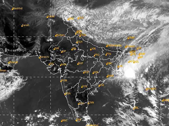 Deep depression over Bay of Bengal likely to intensify into cyclonic storm Says IMD बंगाल की खाड़ी में फिर आएगा चक्रवात, इन क्षेत्रों में होगी बारिश, मौसम विभाग ने जारी किया अपडेट