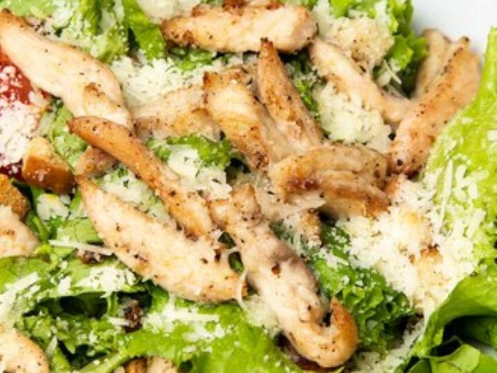 जब सलाद की बात आती है, तो चिकन सलाद हमेशा हमारा दिल जीत लेता है. बारबेक्यू चिकन सलाद एक ऐसी सलाद रेसिपी है जो अपने ताज़ा स्वाद से आपका दिल जीत लेगी. यह आसानी से बनने वाला सलाद अपने आप में एक संपूर्ण भोजन है क्योंकि यह काफी संतुष्टिदायक है. यह स्वादिष्ट सलाद ग्रिल्ड चिकन ब्रेस्ट क्यूब्स, रोमेन लेट्यूस, टमाटर से भरा हुआ है और मेयोनेज़ और बारबेक्यू सॉस के मिश्रण से तैयार किया गया है.