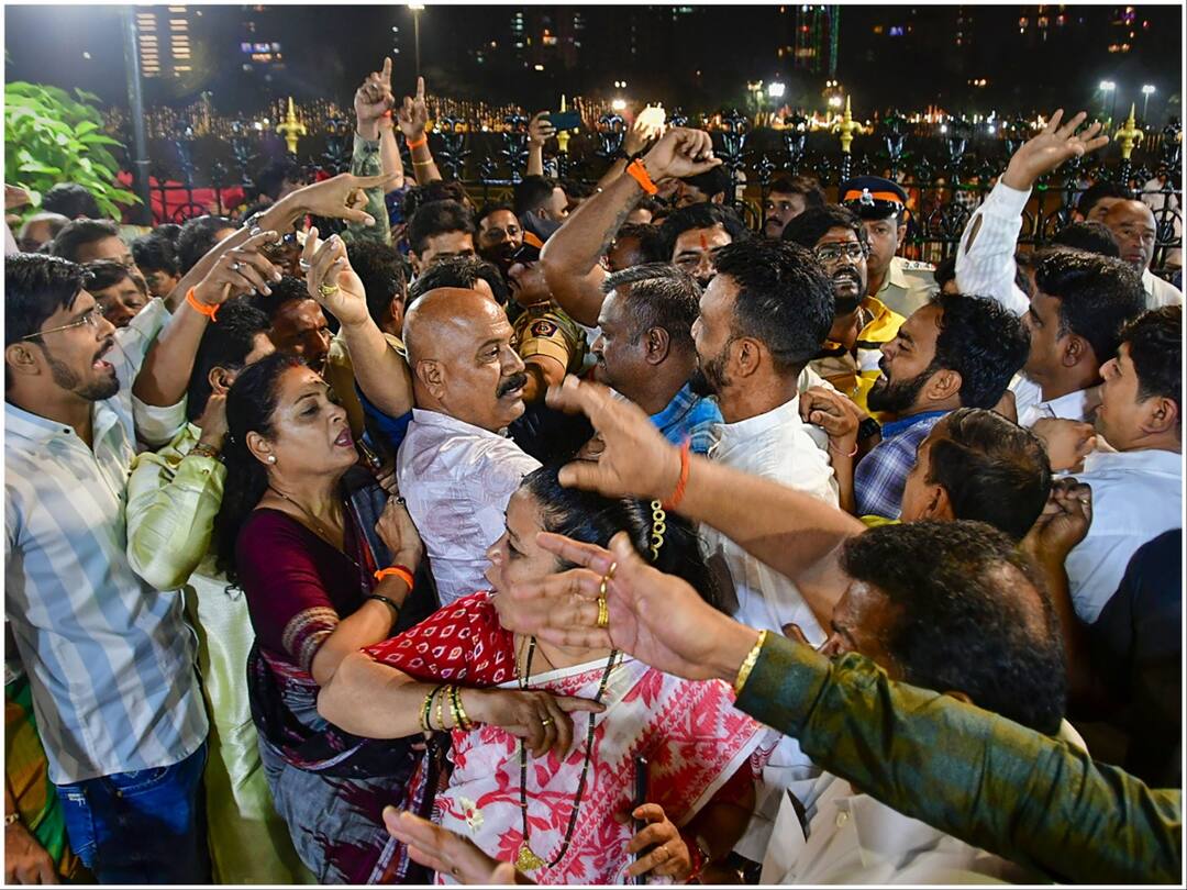 Shiv Sena Thackeray, Shinde Factions Come To Blows After CM Pays Tribute To Balasaheb Video Shiv Sena's Thackeray, Shinde Factions Come To Blows After CM Pays Tribute To Balasaheb: WATCH