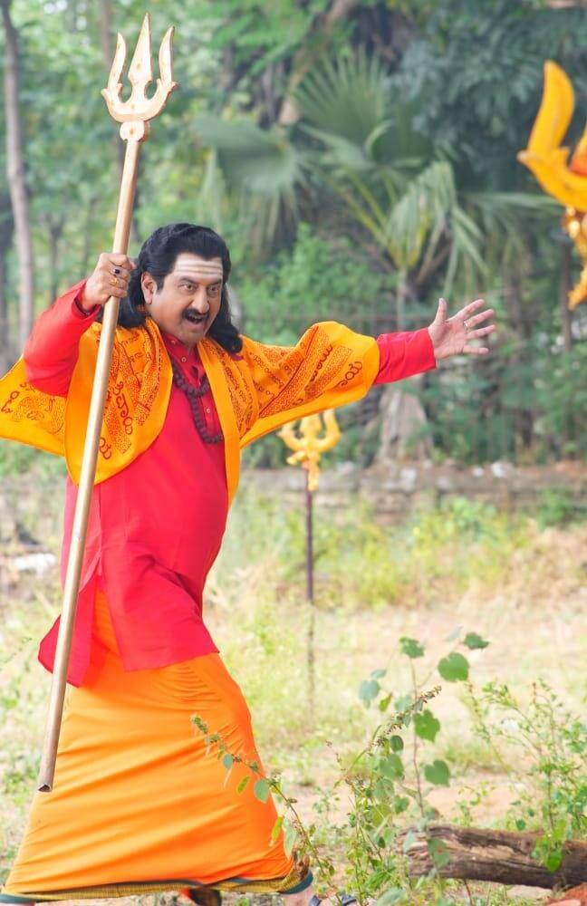 'త్రిష' సినిమాలో సీనియర్ హీరో సుమన్ ప్రధాన పాత్రలో నటిస్తున్నారు. ఇక్కడ త్రిష అంటే హీరోయిన్ త్రిషకృష్ణన్ కాదు... సినిమా టైటిల్ 'త్రిష'. 'సంభవామి యుగే యుగే' అన్నది ఈ చిత్రం ఉపశీర్షిక. (Image Courtesy : Trisha Movie)