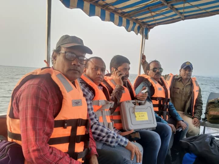 MP Assembly Elections 2023 Jabalpur Polling Party Reach Bergi Dam by Boat Election Commission started offer MP Voters ann MP Election 2023: मध्य प्रदेश में कल होगा मतदान, वोट देने के बदले यहां मिल रही खाने पर छूट!