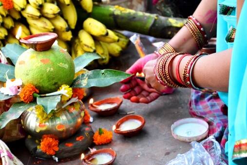 November 19th marks the third day of Chhath Puja. On this day, the setting sun is worshipped with offerings. The time for sunset is 5:26 PM, during which the arghya is offered. Devotees stand in water up to their waist in the river while offering arghya. (Image Source: Getty)
