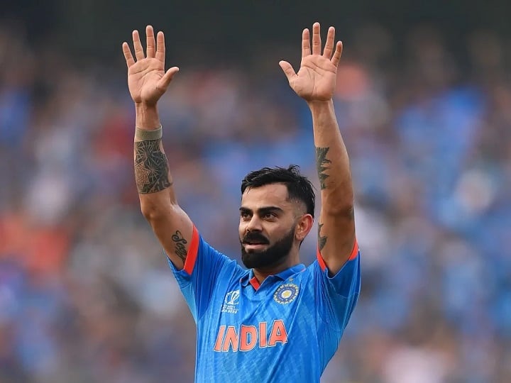 Virat bows to Sachin flying kiss to Anushka King Kohli reaction on 50th ODIs Hundred Virat Kohli: अनुष्का को फ्लाइंग किस और सचिन को सिर झुकाकर सम्मान, देखें शतकों के अर्धशतक पर क्या बोले कोहली