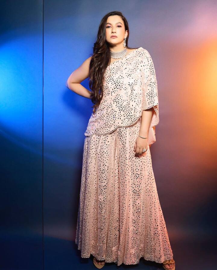 गौहर जब उसकी हरकतों को देख परेशान हो गईं और गुस्सा करने लगी तो शख्स ने एक्ट्रेस को जोरदार थप्पड़ मार दिया.