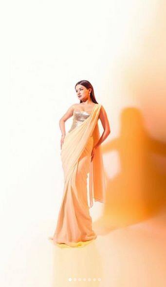 ਹਾਲ ਹੀ 'ਚ ਅਭਿਨੇਤਰੀ ਨੇ ਆਪਣੀ ਲੇਟੈਸਟ ਸਟਨਿੰਗ ਸਾੜੀ ਲੁੱਕ ਦੀਆਂ ਤਸਵੀਰਾਂ ਸ਼ੇਅਰ ਕੀਤੀਆਂ ਹਨ। ਇਨ੍ਹਾਂ ਤਸਵੀਰਾਂ 'ਚ ਅਭਿਨੇਤਰੀ ਦੀ ਕਾਤਲ ਖੂਬਸੂਰਤੀ ਨੂੰ ਦੇਖ ਕੇ ਪ੍ਰਸ਼ੰਸਕਾਂ ਨੇ ਹਾਹਾਕਾਰ ਮਚਾ ਦਿੱਤੀ ਹੈ। ਦੇਖੋ ਅਦਾਕਾਰਾ ਦਾ ਕਾਤਲ ਅਵਤਾਰ...