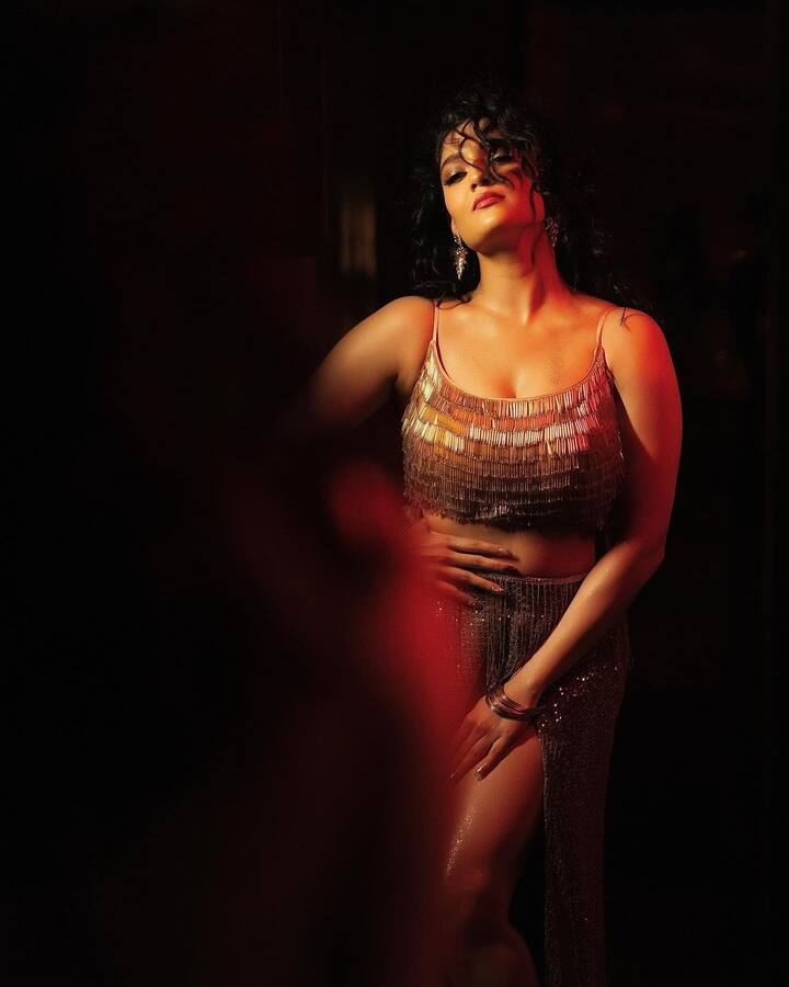 రియల్‌ బాక్సర్‌ అయిన రితికా సింగ్ 'ఇరుదుచుట్రు' సినిమాతో హీరోయిన్ గా ఎంట్రీ ఇచ్చింది. సుధాకొంగర దర్శకత్వం వహించిన ఈ చిత్రంలో మాధవన్‌ హీరో. అదే మూవీ తెలుగు రీమేక్‌ 'గురు'లోనూ రితికాసింగ్‌ నటించింది.