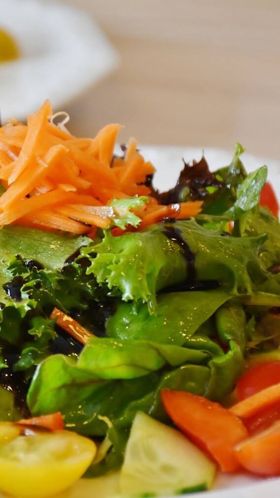 স্বাস্থ্যকর মানেই বিস্বাদ? চেখে দেখুন এই স্যালাড