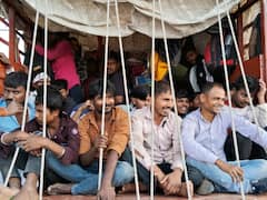 चेहरे पर हंसी, छठ की खुशी, जान जोखिम में डाल 'पिंजरे' में कैद होकर महापर्व पर घर आ रहे लोग