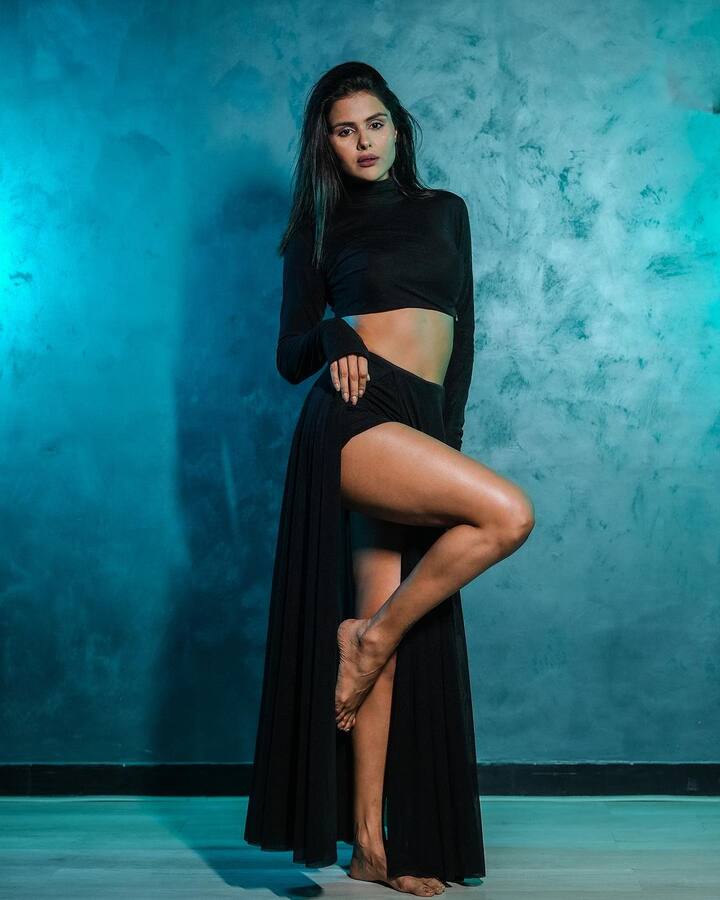 Priyanka Chahar Choudhary Bold Pics: ફેમસ ટીવી એક્ટ્રેસ અને બિગ બોસ 16 ફેમ પ્રિયંકા ચહર ચૌધરીએ પોતાની સુંદરતા અને બોલ્ડ સ્ટાઈલથી ચાહકોને દિવાના બનાવી દીધા છે.