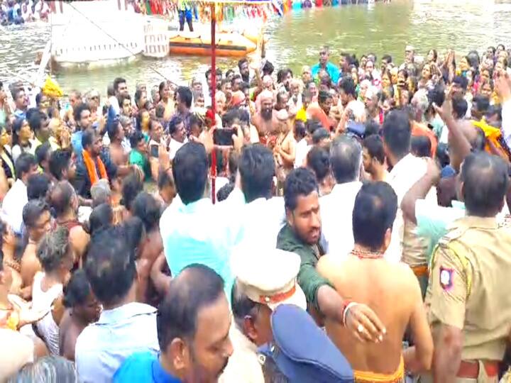 மயிலாடுதுறை கடைமுகத் தீர்த்தவாரி - பல்லாயிரக்கணக்கான பக்தர்கள் புனித நீராடல்