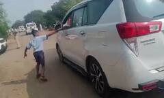 शाळेच्या रस्त्यासाठी चिमुकल्या विद्यार्थ्याने चालत्या गाडीत शरद पवारांना दिलं निवेदन