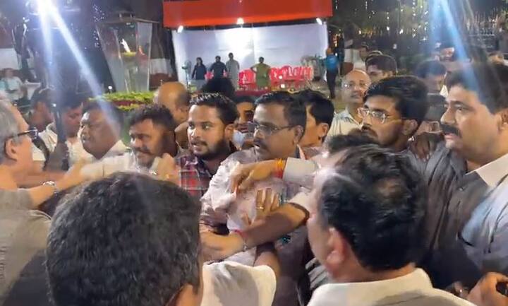 दोन्ही बाजूंनी धक्काबुक्की आणि घोषणाबाजी झाली.