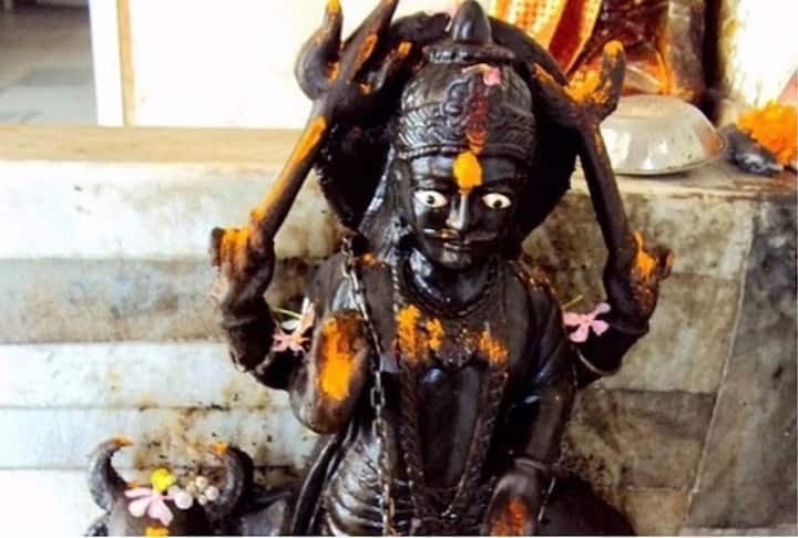 শনির সাড়ে সাতির প্রভাবে এক এক রাশির জীবনে, এক এক প্রভাব পড়তে পারে।  জেনে নিন কোন রাশির জাতকরা সমস্যায় পড়বে এবং কী কী জিনিস এড়িয়ে চলা উচিত?