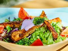 Barbeque Chicken Salad Recipe: बारबेक्यू चिकन सलाद घर में बनाएं, इन आसान सी स्टेप्स को करें फॉलो