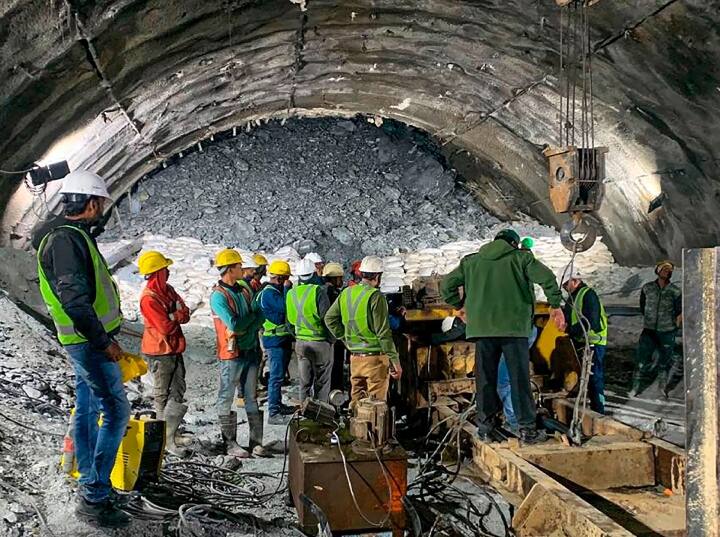 Uttarkashi Tunnel Accident: उत्तरकाशी में सुरंग में फंसे मजदूरों का रेस्क्यू जारी, जानें- किस परिस्थिति में रह रहे अंदर Uttarkashi Tunnel Accident Doctors suggested physical fitness test and psychological test of workers trapped in tunnel Uttarkashi Tunnel Accident: उत्तरकाशी में सुरंग में फंसे मजदूरों का रेस्क्यू जारी, जानें- किस परिस्थिति में रह रहे अंदर