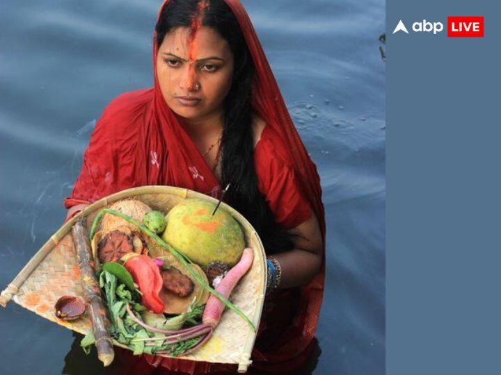20 नवंबर को छठ का आखिरी यानि चौथा दिन होगा. इस दिन उगते हुए सूर्य को अर्घ्य देकर व्रत का पारण किया जाता है. इस दिन सूर्योदय का समय सुबह 6:47 मिनट है. सूर्य को अर्घ्य देने के बाद प्रसाद खाकर आप व्रत का पारण कर सकते हैं.