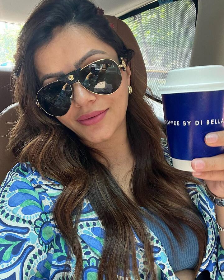 इन सभी कमेंट्स का जवाब देते हुए रुबीना ने कहा- 'मेरे इंस्टाग्राम पर मत आओ और ये ज्ञान नहीं है, मिस्टर इंटेलिजेंटली डंब विपुल श्रीसथ! आपसे ज्यादा हम त्यौहार मनाते हैं, पर दूसरों को तकलीफ़ देकर नहीं'.