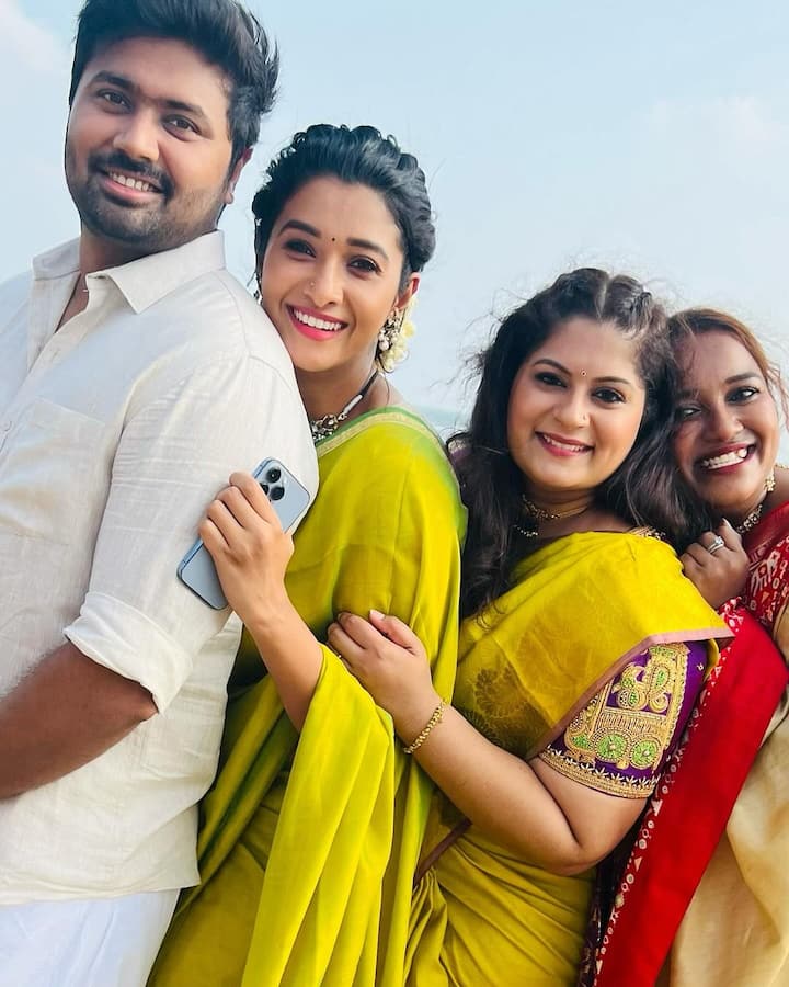 கடலோரம் நடந்த அந்த அழகான கல்யாணத்தில் தனது நண்பர்களுடன் புகைப்படம் எடுத்துள்ளார்.
