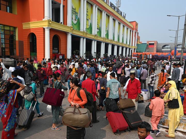 Heavy rush of passengers at New Delhi Railway Station to catch trains for their hometown to celebrate Chhath Puja. (Source: Getty)