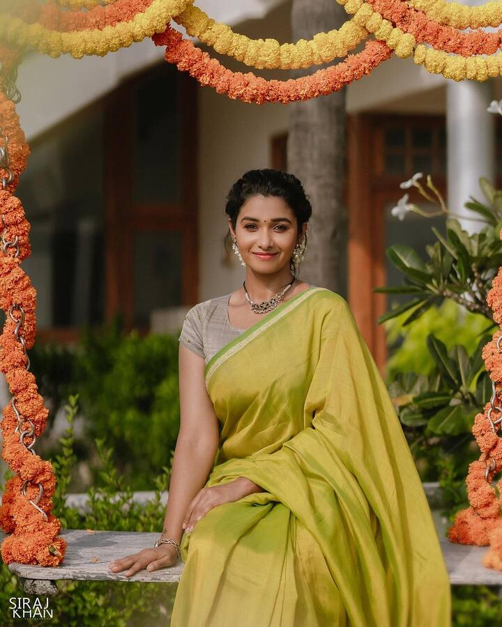 பச்சை நிற சேலை, மல்லிகை பூ, அட்டிகை, தோடு, ப்ரேஸ்லெட் அணிந்த பிரியா பவானி சங்கர் லட்சணமாக உள்ளார்.