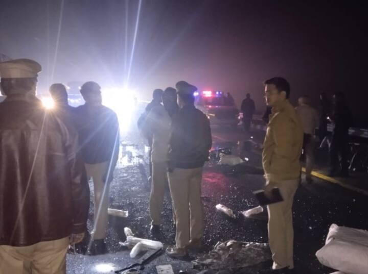 Agra Lucknow Expressway speeding bus hits DCM 2 killed, 30 injured in Unnao ann Unnao Accident: आगरा-लखनऊ एक्सप्रेस वे पर बड़ा हादसा, तेज रफ्तार बस की टक्कर से 2 की मौत, 30 घायल
