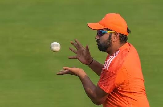 પ્રેક્ટિસ દરમિયાન કેપ્ટન રોહિત શર્મા ફિલ્ડિંગ પર વધુ ફોકસ કરતો જોવા મળ્યો હતો. જોકે તેણે લાંબા સમય સુધી બેટિંગની પ્રેક્ટિસ પણ કરી હતી. સેમિફાઇનલ મેચમાં ભારતીય ખેલાડીઓએ ઘણા કેચ છોડ્યા હતા. જેના કારણે ટીમ ઈન્ડિયા ફાઈનલમાં આવી કોઈ ભૂલ કરવા ઈચ્છતી નથી.