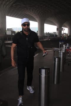 Animal के प्रमोशन के बीच एयरपोर्ट पर स्पॉट हुए Ranbir Kapoor, ऑल ब्लैक लुक को एक्टर ने दिया स्टाइलिश ट्विस्ट, तस्वीरें हो रहीं वायरल