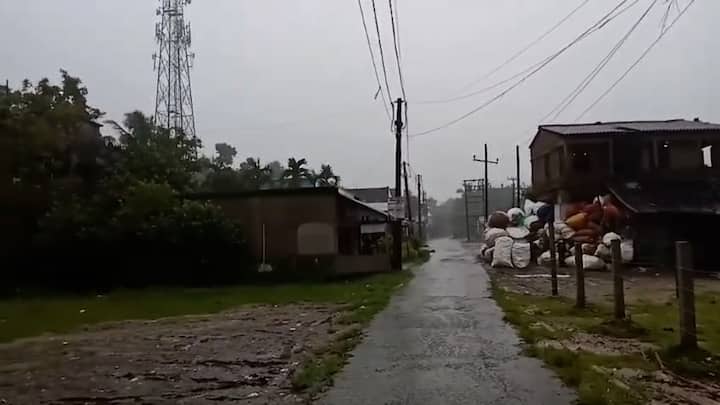 নিম্নচাপ ও ঘূর্ণিঝড়ের জোড়া ফলায় দুর্যোগের ভ্রুকুটি দক্ষিণ ২৪ পরগনাজুড়ে। সকাল থেকে আকাশের মুখ ভার।