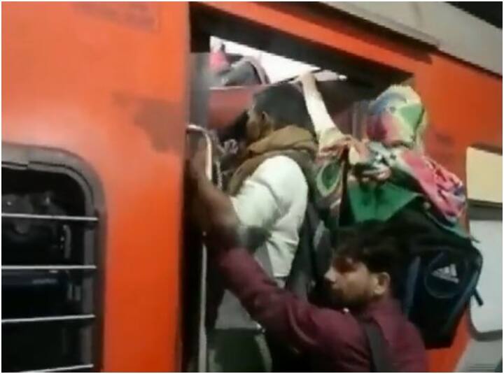 Chhath Puja 2023 huge crowd at Charbagh railway station Lucknow in train going to Bihar for Chhath UP News Chhath Puja 2023: छठ पूजा को लेकर रेलवे स्टेशन पर भारी भीड़, ट्रेन की खिड़की-गेट पर लटक यात्रा कर रहे लोग