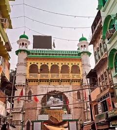 Mehreen Pirzada Photos : புகழ்பெற்ற அஜ்மீர் ஷெரீப் தர்காவை விசிட் செய்த பட்டாஸ் நடிகை!