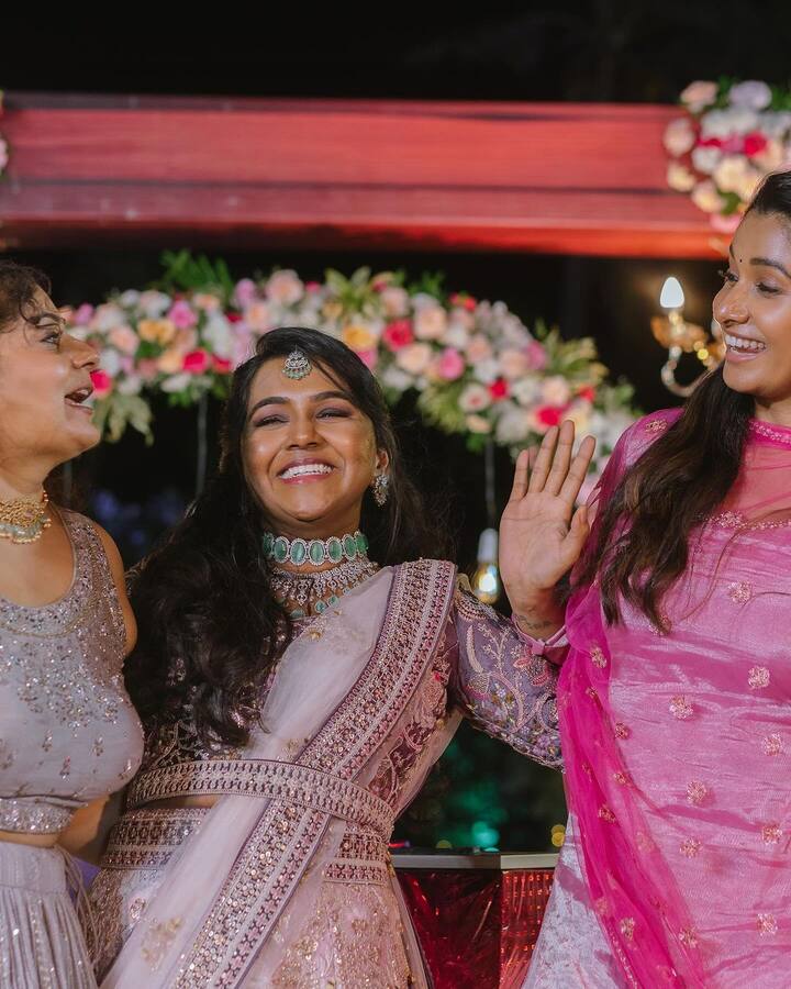 பெண் அழைப்பு விழாவில் தோழிகளுடன் நடனமாடும் இளம் நடிகை பிரியா பவானி சங்கர்...
