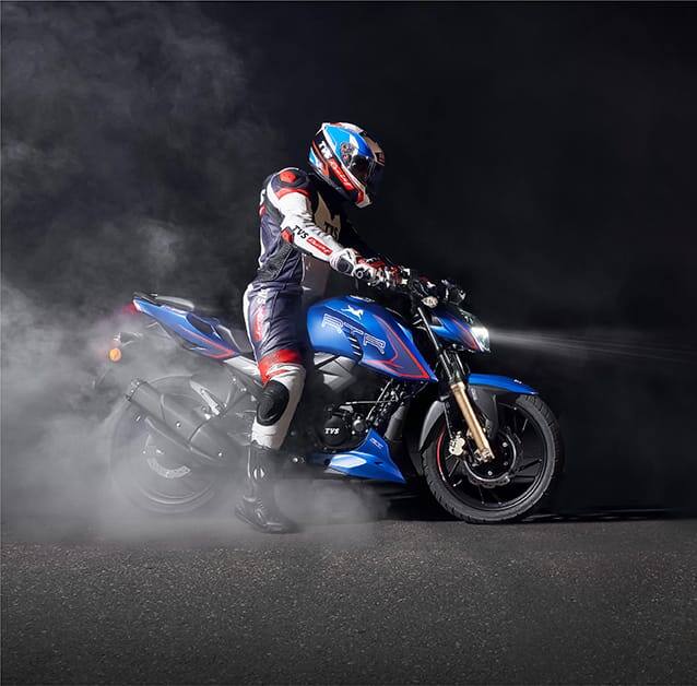 इस लिस्ट में पहला नाम स्पोर्ट बाइक टीवीएस अपाचे का है, जो यंगस्टर्स के बीच काफी ज्यादा पॉपूलर है. टीवीएस अपाचे आरटीआर 200 वी4 की कीमत 1,42,929 रुपए एक्स-शोरूम है. 197.75cc की ये बाइक 42 किमी/लीटर तक का माइलेज देने में सक्षम है. बाजार में इसके कई वेरिएंट मौजूद हैं.