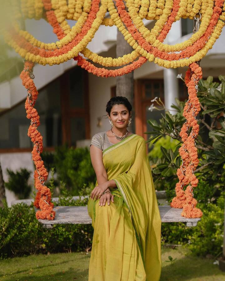 செய்தி வாசிப்பாளராக இருந்த பிரியா பவானி சங்கர் சீரியல்களில் நடித்து சின்னத்திரையில் என்ட்ரி கொடுத்தார். அதன் பின்னர், சினிமா வாய்ப்புகளும் இவரை தேடி வந்தது.
