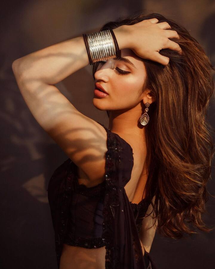 శ్రీలీలా ఈ పేరు వినగానే.. ఆమె డ్యాన్సే గుర్తుకొస్తుంది. ఆమె టాలంటే ఇప్పుడు టాలీవుడ్లో వరుస అవకాశాలను తెచ్చిపెడుతోంది. ప్రస్తుతం టాలీవుడ్లో బిజీయెస్ట్ హీరోయిన్గా రాణిస్తున్న శ్రీలీలా.. గ్యాప్ దొరికినప్పుడు తన ఫొటోలతో అభిమానులకు టచ్లో ఉంటోంది. శ్రీలీలా తాజాగా నల్ల చీరలో ఉన్న ఫొటోలను పోస్ట్ చేసింది. దీంతో ఆమె అభిమానులు ఫిదా అవుతున్నారు. ఇటీవలే ‘భగవంత్ కేసరి’ మూవీతో ప్రేక్షకులను పలకరించిన శ్రీలీలా.. త్వరలో ‘ఆదికేశవ’ మూవీతో మరోసారి అలరించేందుకు సిద్ధమవుతోంది. - Image Credit: Sreeleela/Instagram