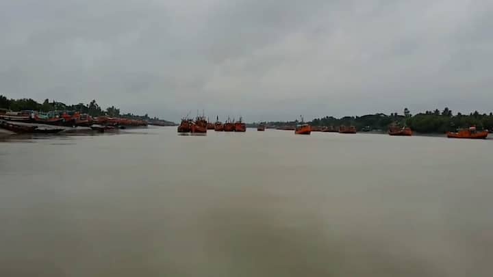 আবহাওয়া দফতরের পূর্বাভাসে বলা হয়েছে, শনিবার উত্তর ও দক্ষিণ ২৪ পরগনা এবং পূর্ব মেদিনীপুর জেলার উপকূলবর্তী এলাকায় ৫০-৭০ কিলোমিটার বেগে দমকা ঝোড়ো হাওয়া বইবে।
