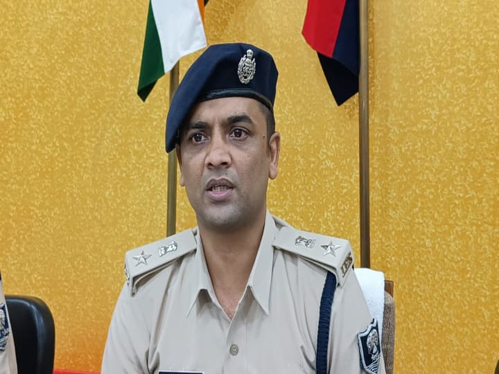 Bihar News: मुंगेर के एसपी ने 27 प्रशिक्षु पुलिस अवर निरीक्षक को किया निलंबित, छठ पर्व में लगी ड्यूटी से थे गायब Munger SP Jagunath Reddy Jala Reddy suspended 27 trainee police sub-inspectors missing from duty during Chhath festival ANN Bihar News: मुंगेर के एसपी ने 27 प्रशिक्षु पुलिस अवर निरीक्षक को किया निलंबित, छठ पर्व में लगी ड्यूटी से थे गायब