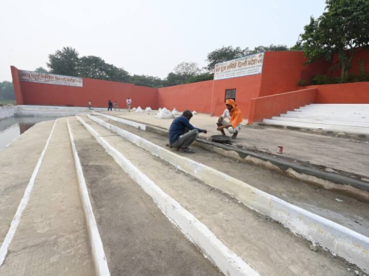 Workers repair the edges of the stairs at a puja ghat in preparations of Chhath Puja at ITO, Vikas Marg in New Delhi. (Source: Getty)