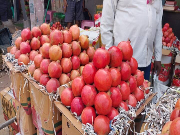 अनार की कीमत में बहुत ज्यादा वृद्धि नहीं हुई है. थोक भाव में एक 140 से 160 रुपये प्रति किलो अनार मिल रहे हैं. खुदरा बाजार में इसकी कीमत 200 रुपये प्रति किलो है