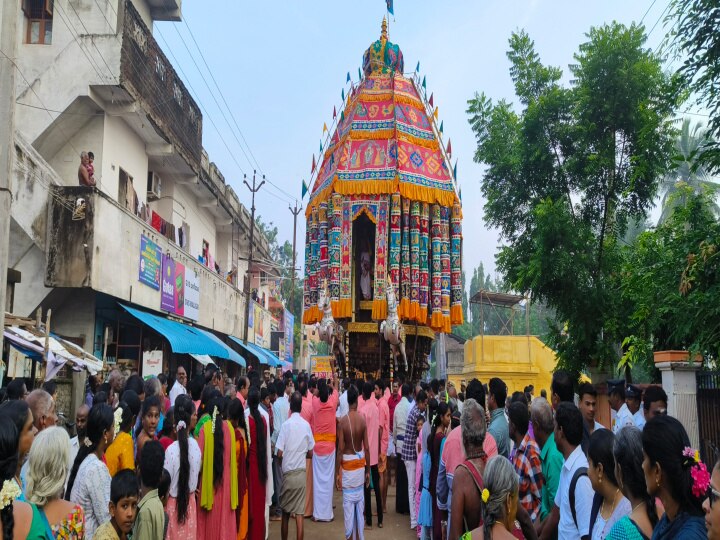 சிக்கல் சிங்காரவேலவர் ஆலய திருத்தேரோட்டம் - முன்னாள் அமைச்சர் உள்ளிட்ட திரளான பக்தர்கள் பங்கேற்பு