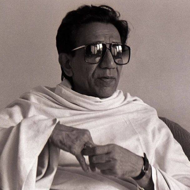 . 1960 साली बाळासाहेब आणि त्यांचे बंधू श्रीकांत ठाकरे यांनी मार्मिक हे राजकीय व्यंगचित्रण करणारे मासिक सुरू केलं. त्यामाध्यमातून त्यांनी मराठी भाषकांची बाजू धरून गुजराती आणि दक्षिण भारतीयांच्या विरोधात व्यंगचित्राच्या माध्यमातून भाष्य केलं.