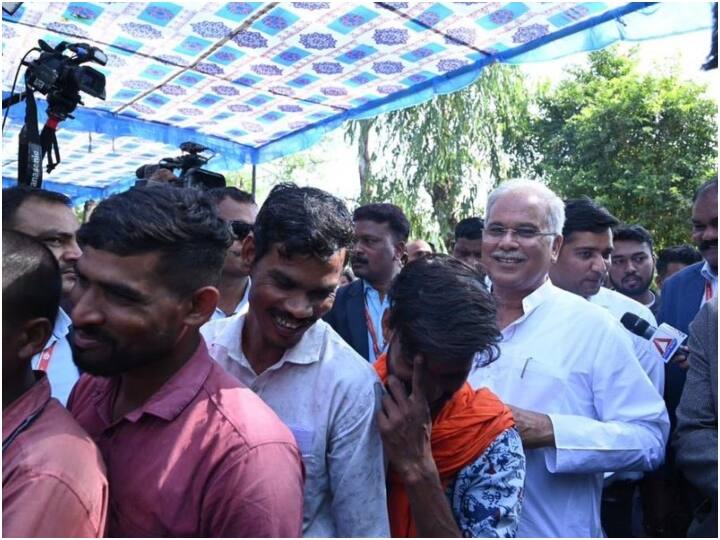 Chhattisgarh Election 2023 Voting 2023 cm bhupesh baghel cast his vote with family in Patan ann Chhattisgarh Election 2023: सीएम भूपेश बघेल ने परिवार के साथ डाला वोट, लाइन में खड़े होकर किया अपनी बारी का इंतजार