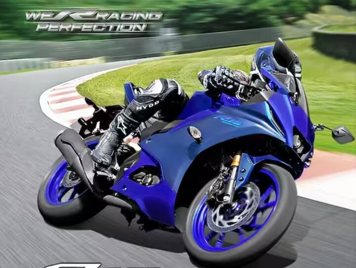 ਇਸ ਲਿਸਟ 'ਚ ਚੌਥੀ ਬਾਈਕ Yamaha R15 ਹੈ, ਜਿਸ ਨੂੰ ਬਾਈਕ ਰਾਈਡਰਜ਼ ਕਾਫੀ ਪਸੰਦ ਕਰਦੇ ਹਨ। Yamaha R15 V4 ਦੀ ਕੀਮਤ 1,82,556 ਰੁਪਏ ਐਕਸ-ਸ਼ੋਰੂਮ ਹੈ। ਇਸ 'ਚ 155cc ਦਾ ਇੰਜਣ ਹੈ।