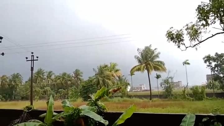 দফায় দফায় বৃষ্টি নামে কাকদ্বীপ নামখানায়। বৃষ্টির পাশাপাশি সকাল থেকে বইছে দমকা হাওয়া।